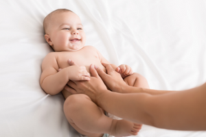 Featured image for “Dětské baby masáže – dotek, který spojuje rodiče a miminko”
